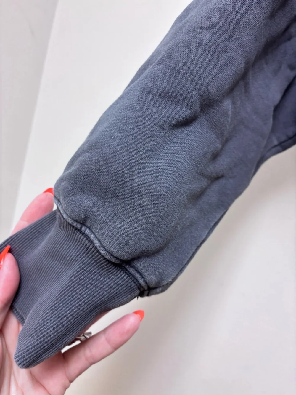 Aritzia TNA Cozy Fleece Perfect Shrunken Cropped Pullover Hoodie Charcoal Gray